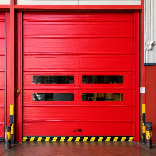 Puerta seccional instalada para industria
